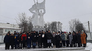Сегодня в День Героев Отечества в Шарье у памятника погибшим воинам-шарьинцам на Мемориальном комплексе прошло торжественное мероприятие, посвященное этой дате.